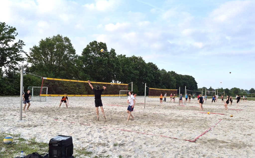 Drukke en geslaagde beachcompetitie voor VC Unitas en Were Di